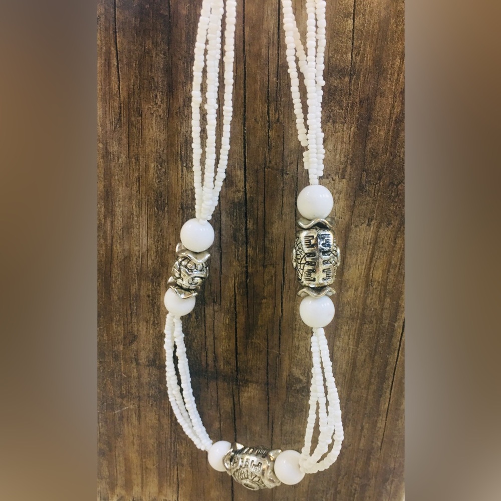 Beaded Necklace white & silver